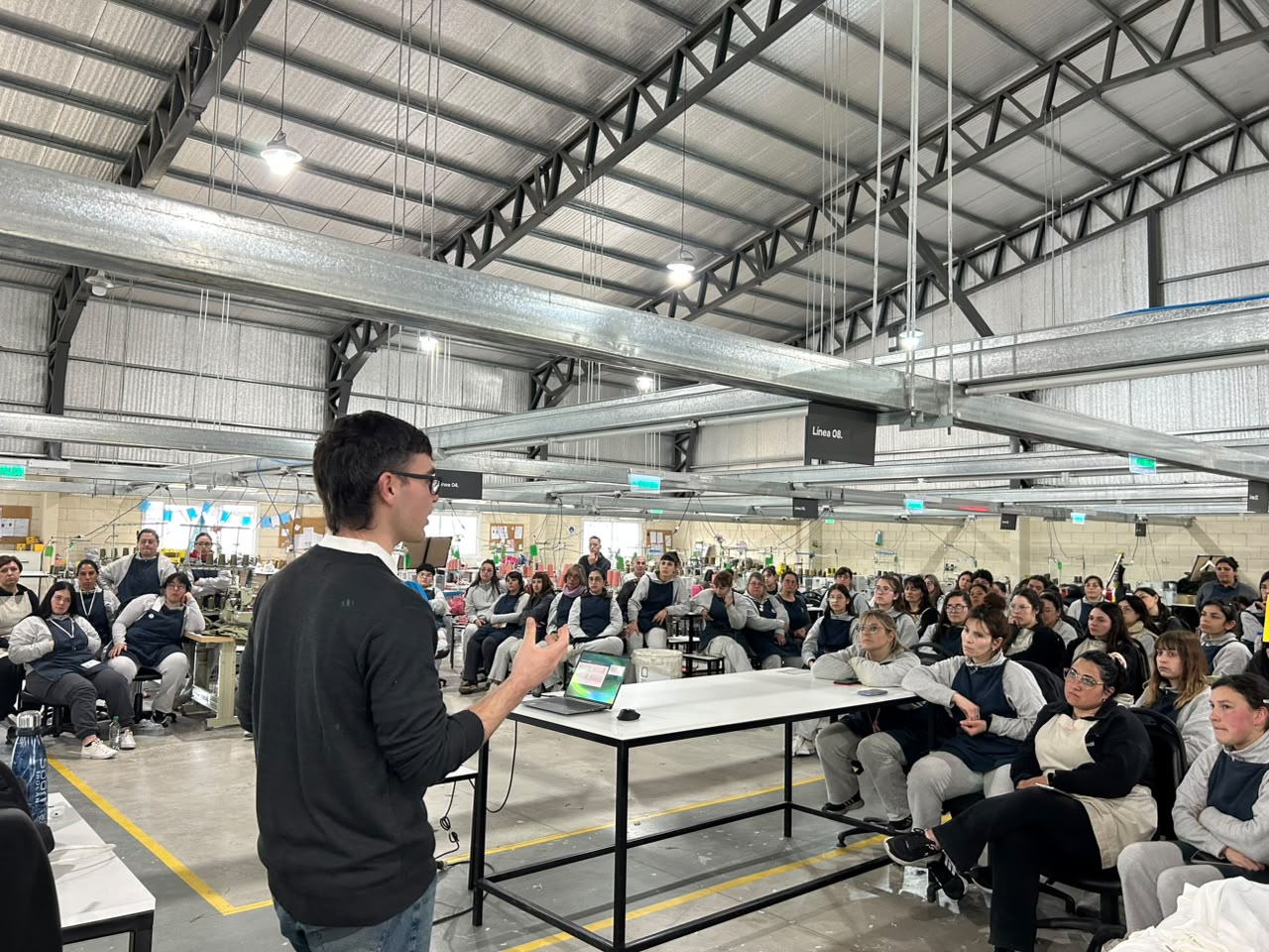 Charla de IA frente al equipo de Alta Textil en planta